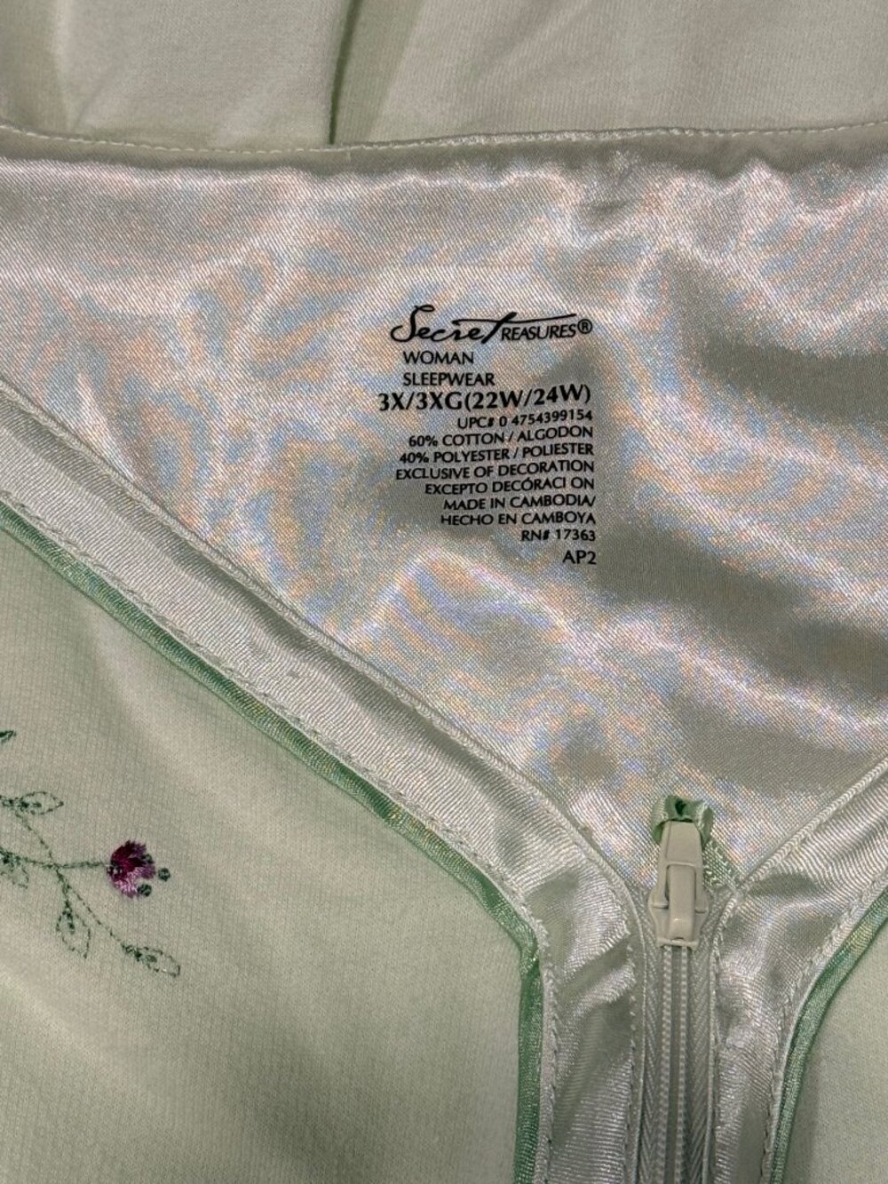 Vintage Secret Treasures Floral Embroidered Short-Sleeve Zip-Front Robe - Picture 4 of 4